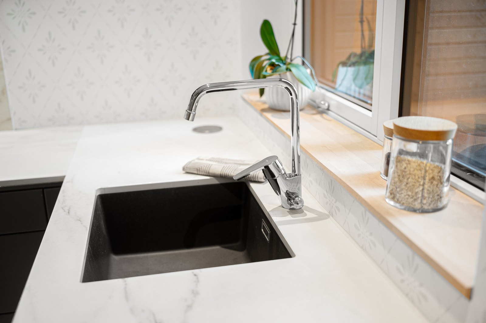 Underlimt vask og pop-socket med stikk er noen av kjøkkenets gode kvaliteter. Galleribilde