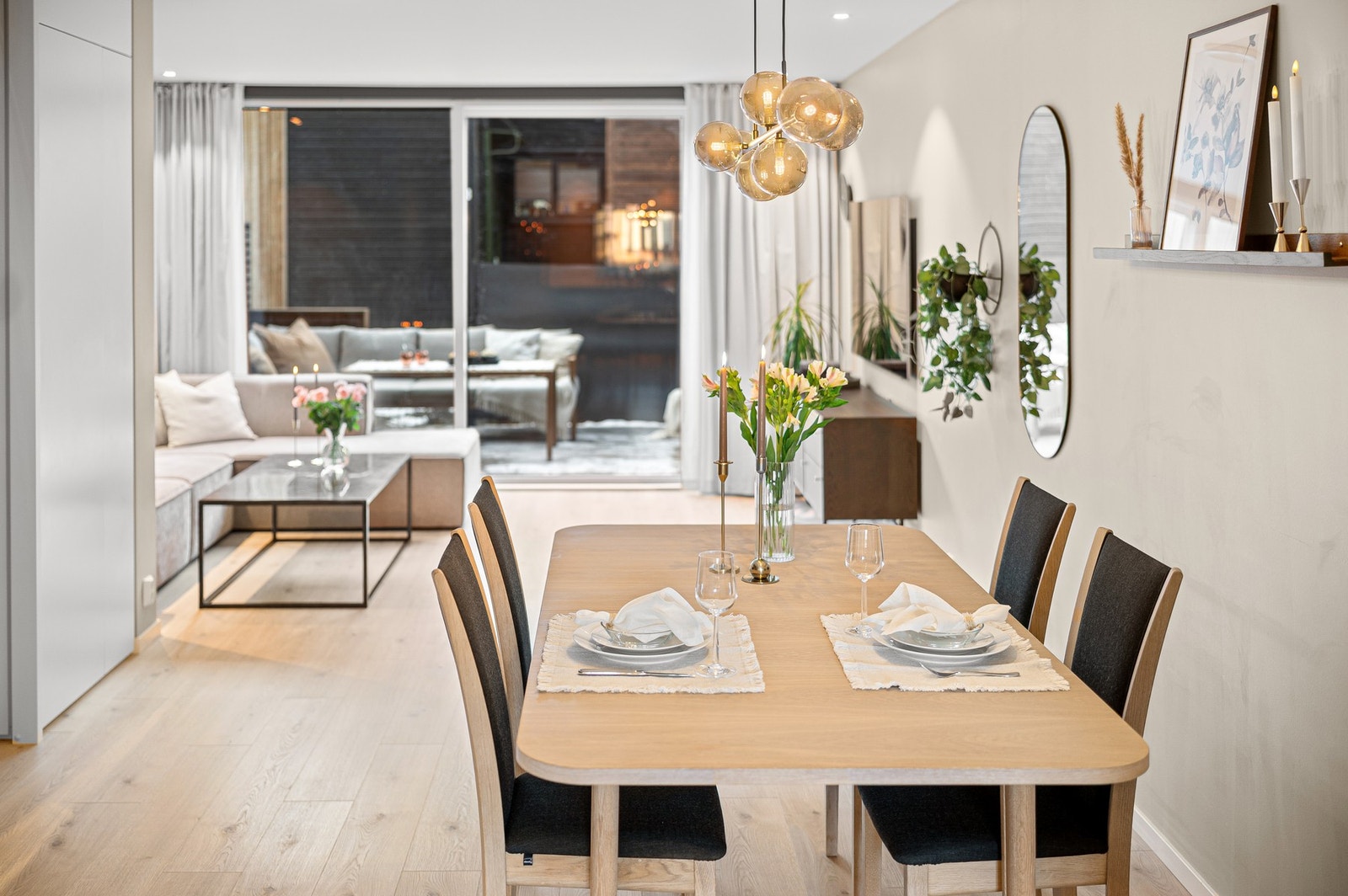 Det er vidstrakt bruk av downlights i himling som gir god belysning året rundt. Alle dimmere fra Elko Pluss. Galleribilde