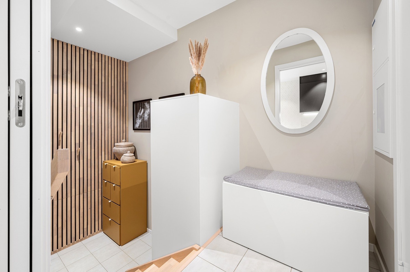 Entré er oppgradert med spilevegg og har god plass for yttertøy/ garderobeløsning. Galleribilde