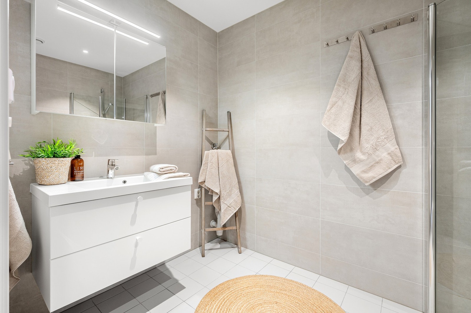 Lekkert bad med oppgraderte fliser og WC (gjelder også på toalettrom). Opplegg for vaskemaskin også her. Galleribilde