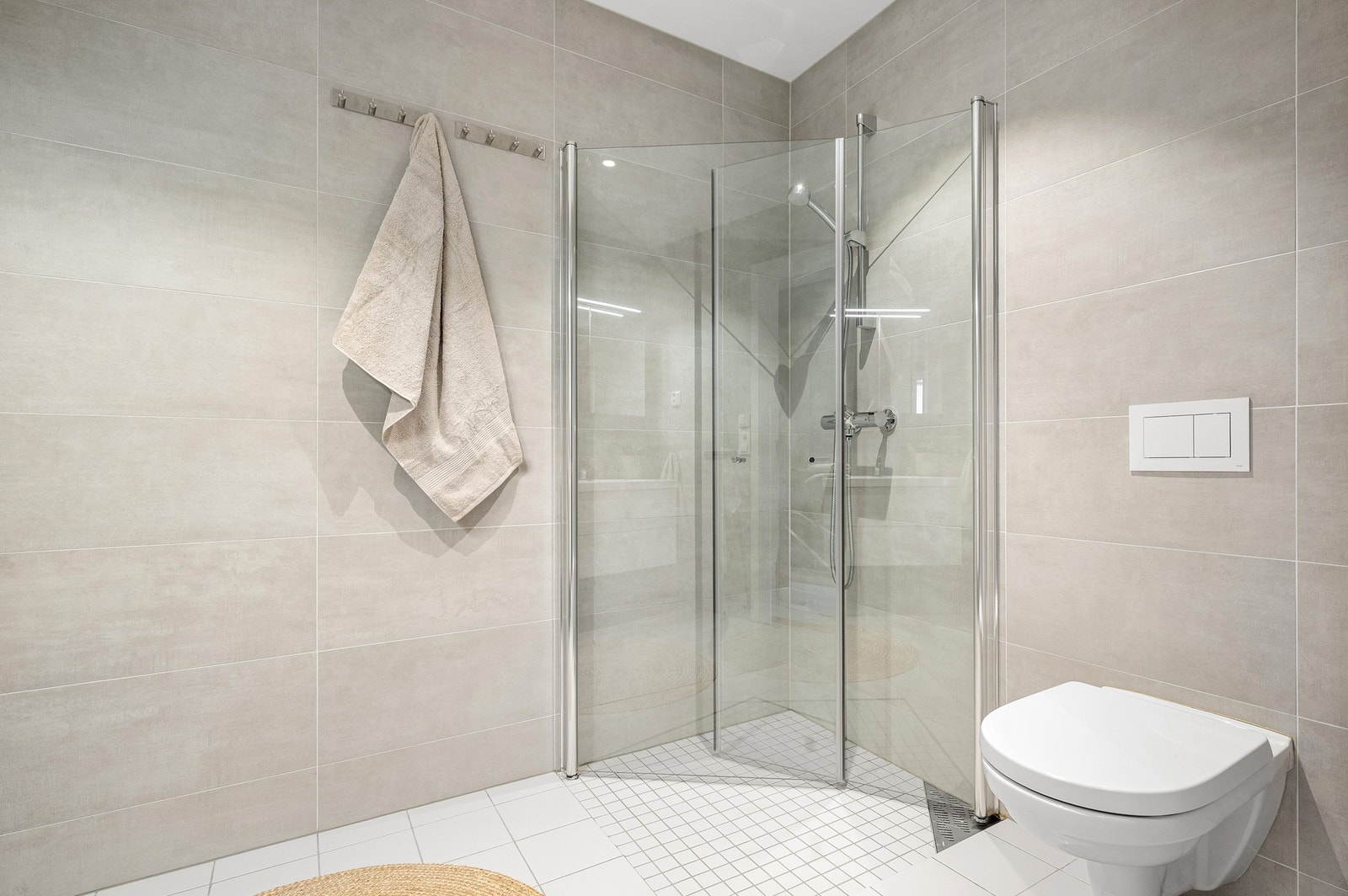 Av inventar finnes dusjhjørne med innfellbare dører, vegghengt WC og servant med underskap og speilskap. Vannbåren varme i gulv. Galleribilde