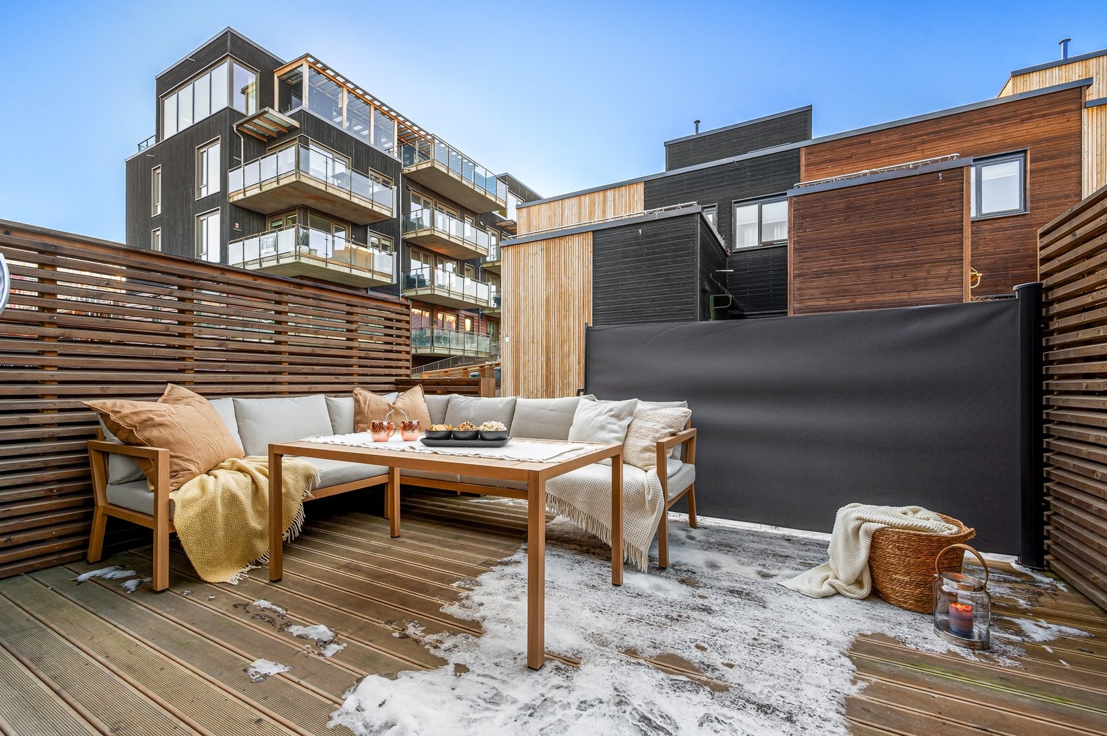 Trivelig terrasse på ca. 12 kvm med god plass til utemøbler. Samlet sett nyter man solen fra tidlig morgen til sen kveld på boligens uteplasser. Galleribilde