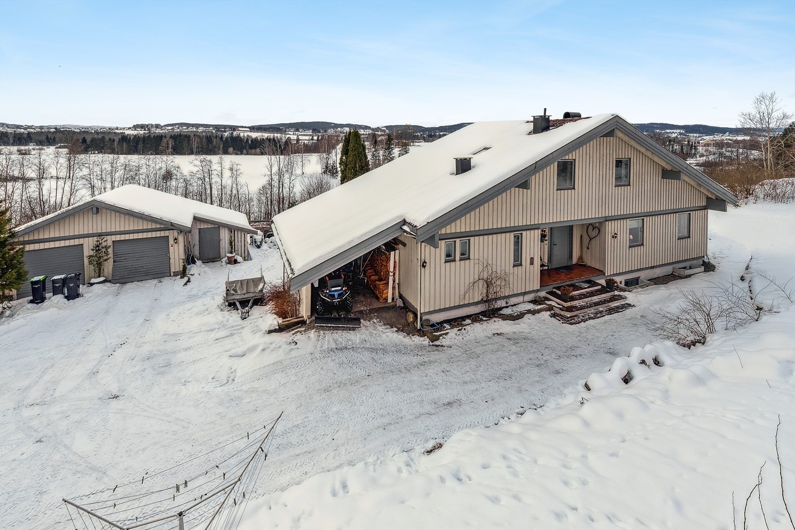 Velkommen til Nitteberg Terrasse 13&15- en stor og innholdsrik enebolig på stor solrik tomt med god plass for hele familien og med egen utleiedel Galleribilde