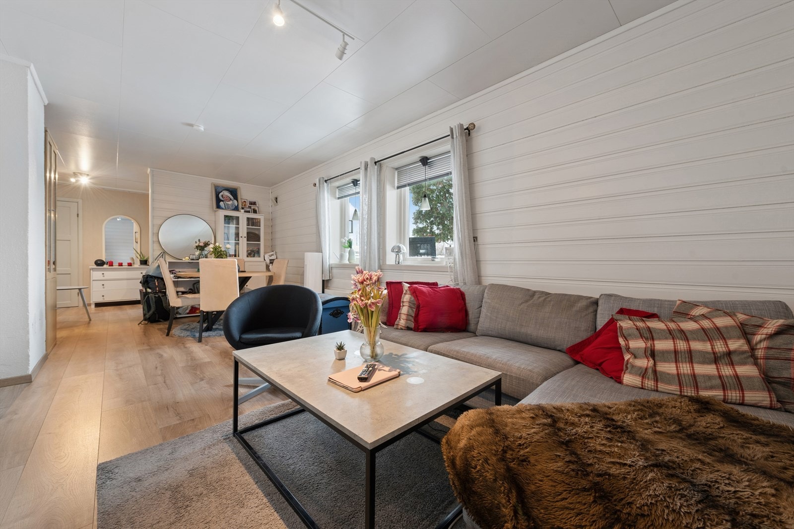 Lys og luftig stue med fin plass til sofa og spisebord Galleribilde