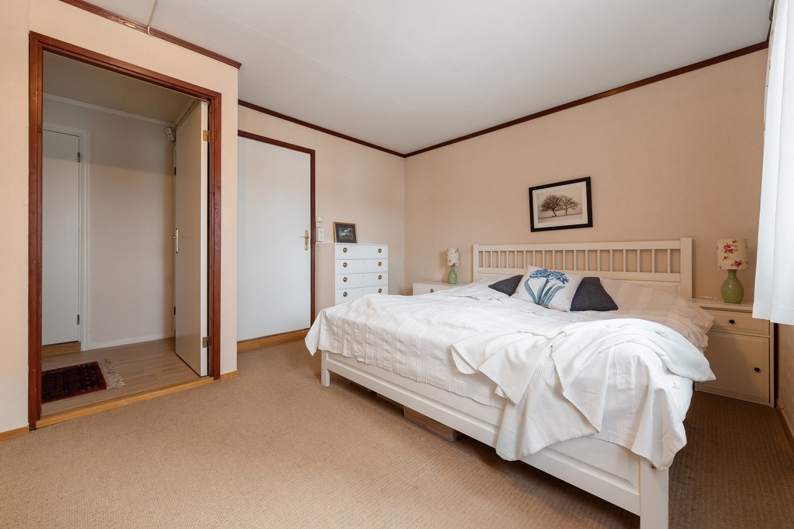 Det er direkte adkomst fra badet til hovedbadet Galleribilde