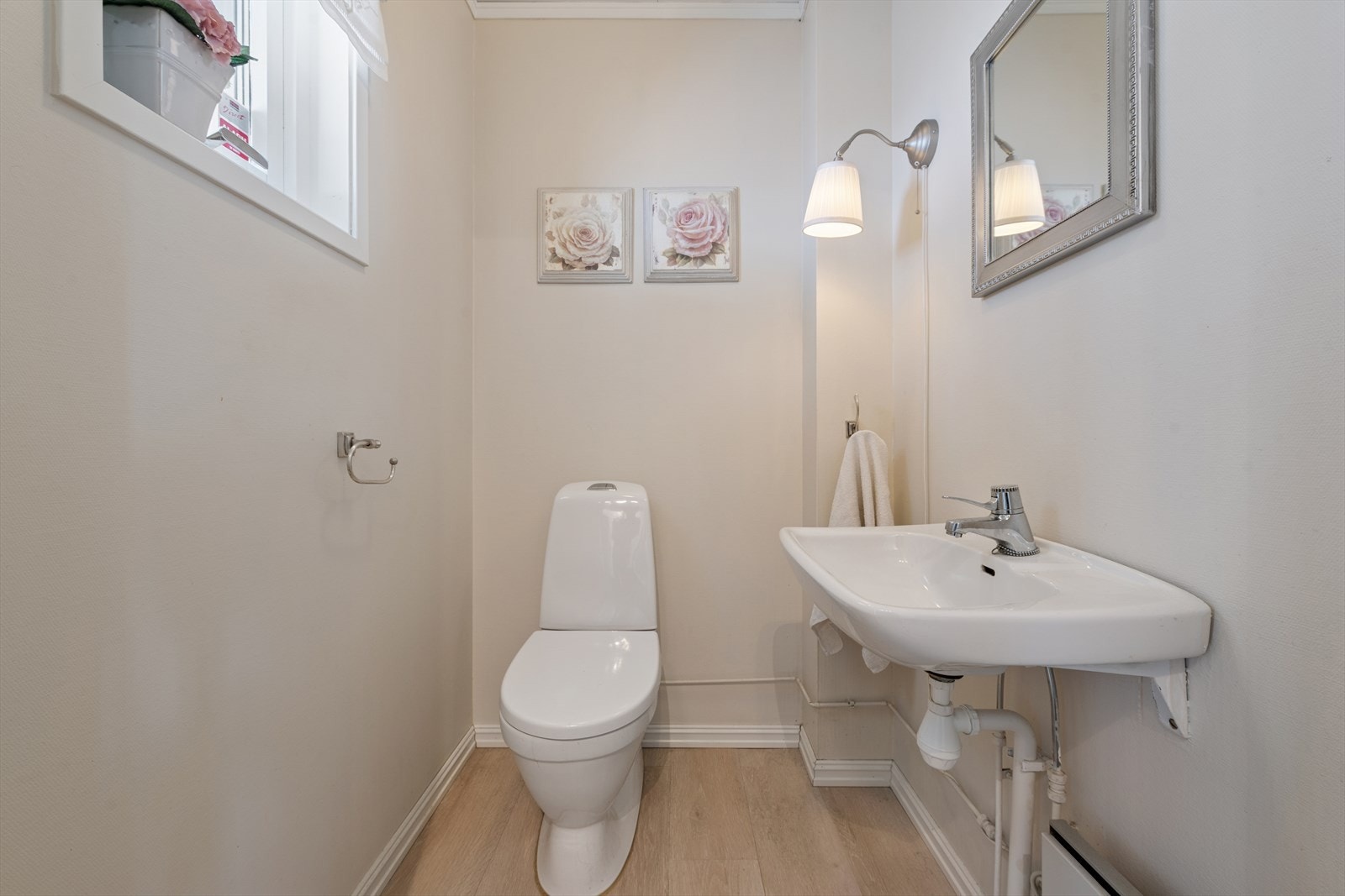 I direkte tilknytning til entreen finner man et praktisk separat toalett Galleribilde