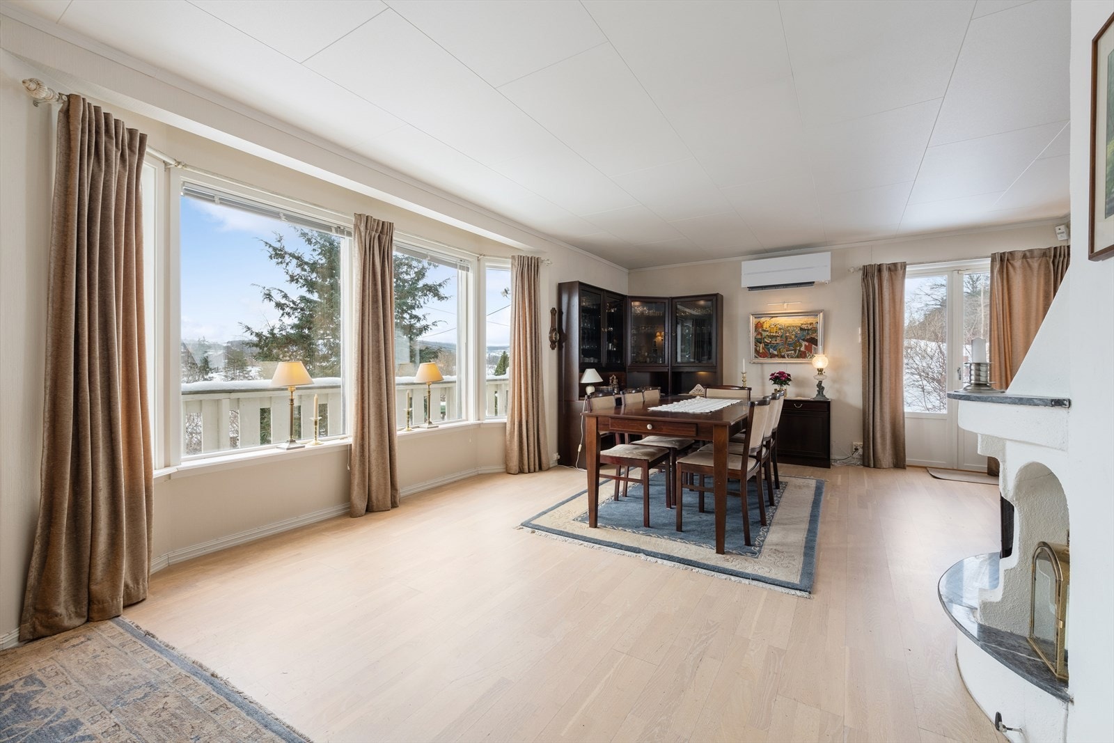 Boligens samlingspunkt er den lyse og luftige stuen som har god plass til flere sosiale soner Galleribilde