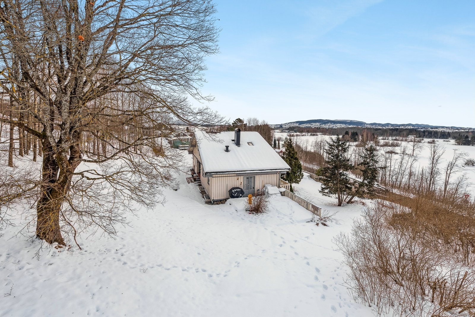 Eiendommen har fin utsikt mot Nitelva og har en pent opparbeidet tomt Galleribilde