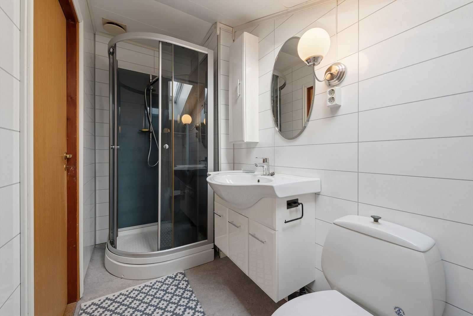 Bad med dusjkabinett, enkelt servant og wc Galleribilde