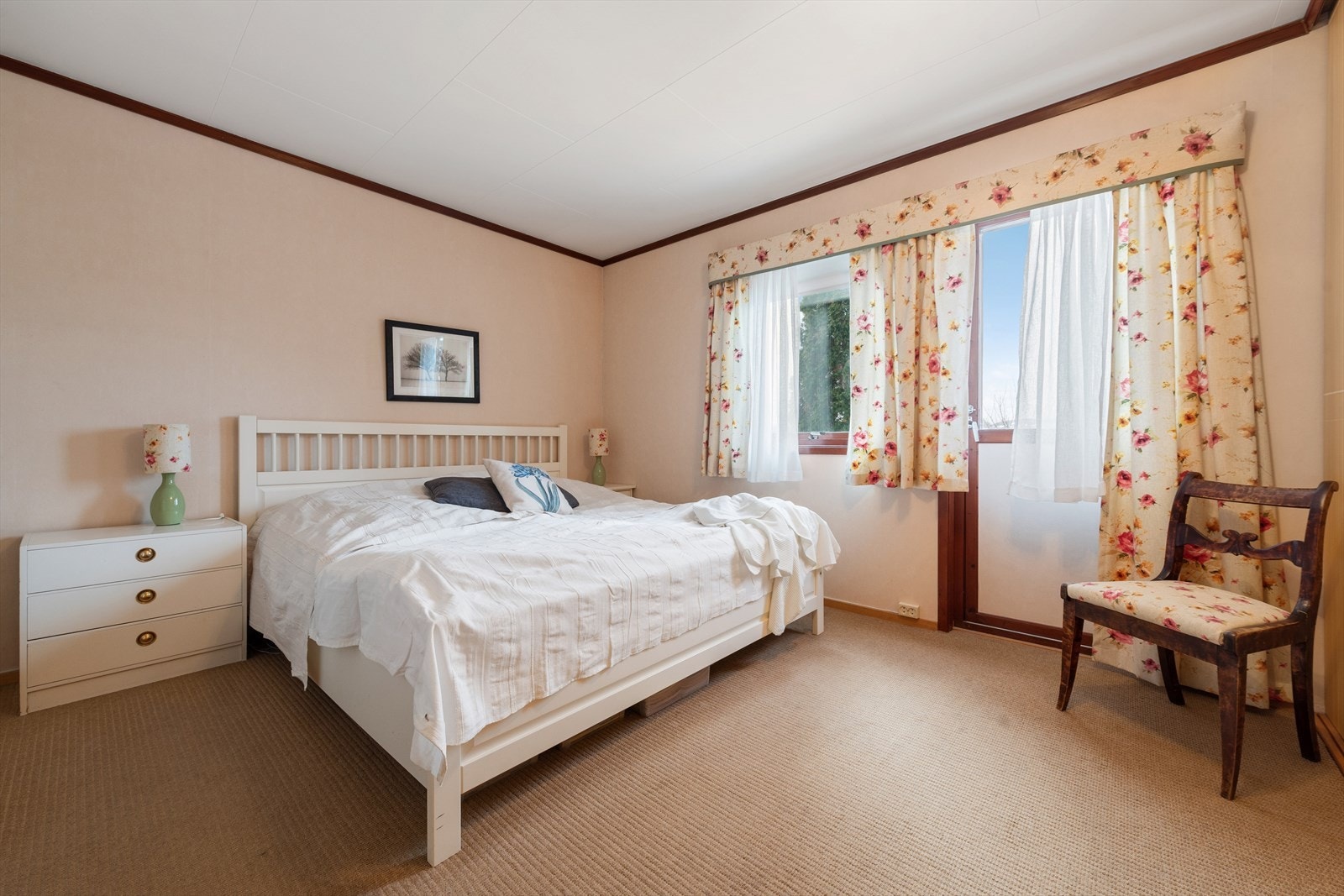 Hovedsoverommet har utgang til luftebalkong og rikelig med oppbevaring i skyvedørsgarderobe Galleribilde