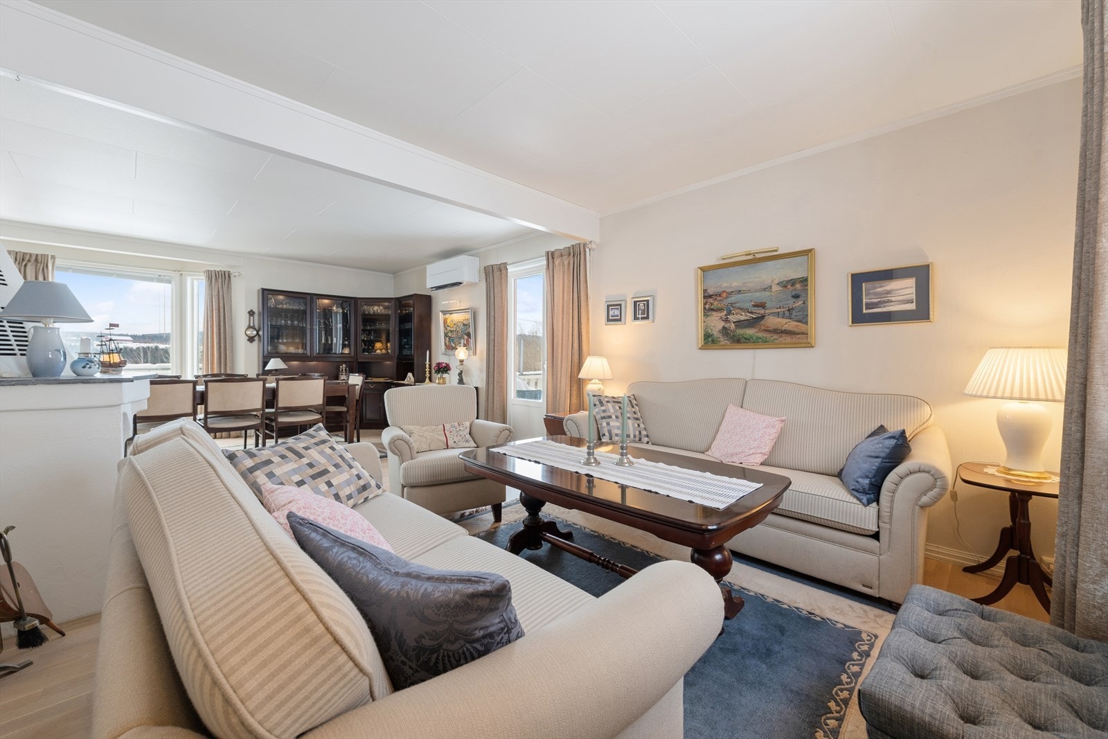 Stuen er utstyrt med peisovn og varmepumpe Galleribilde