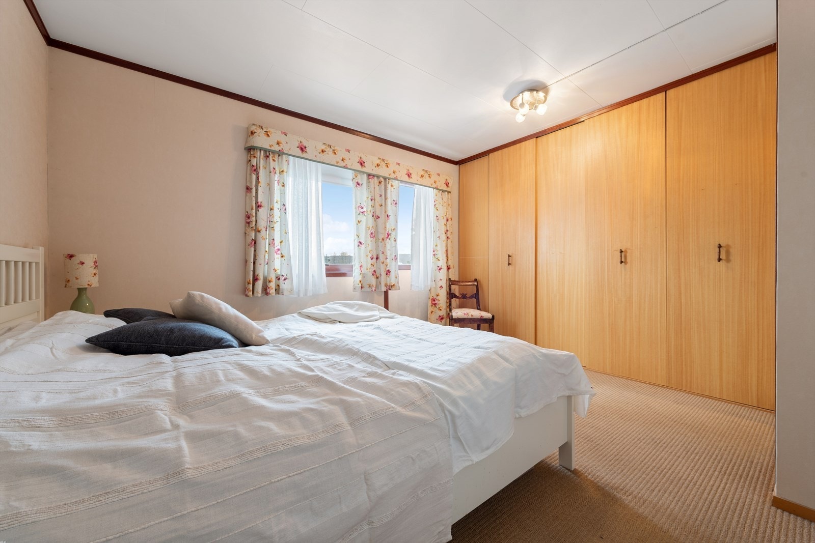 Stort hovedsoverom med god plass til dobbeltseng med tilhørende nattbord Galleribilde