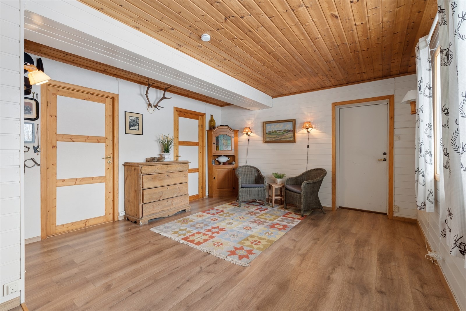 I underetasjen til hoveddelen finner man et stort hobbyrom, samt flere boder som gir rikelig med oppbevaringsplass Galleribilde