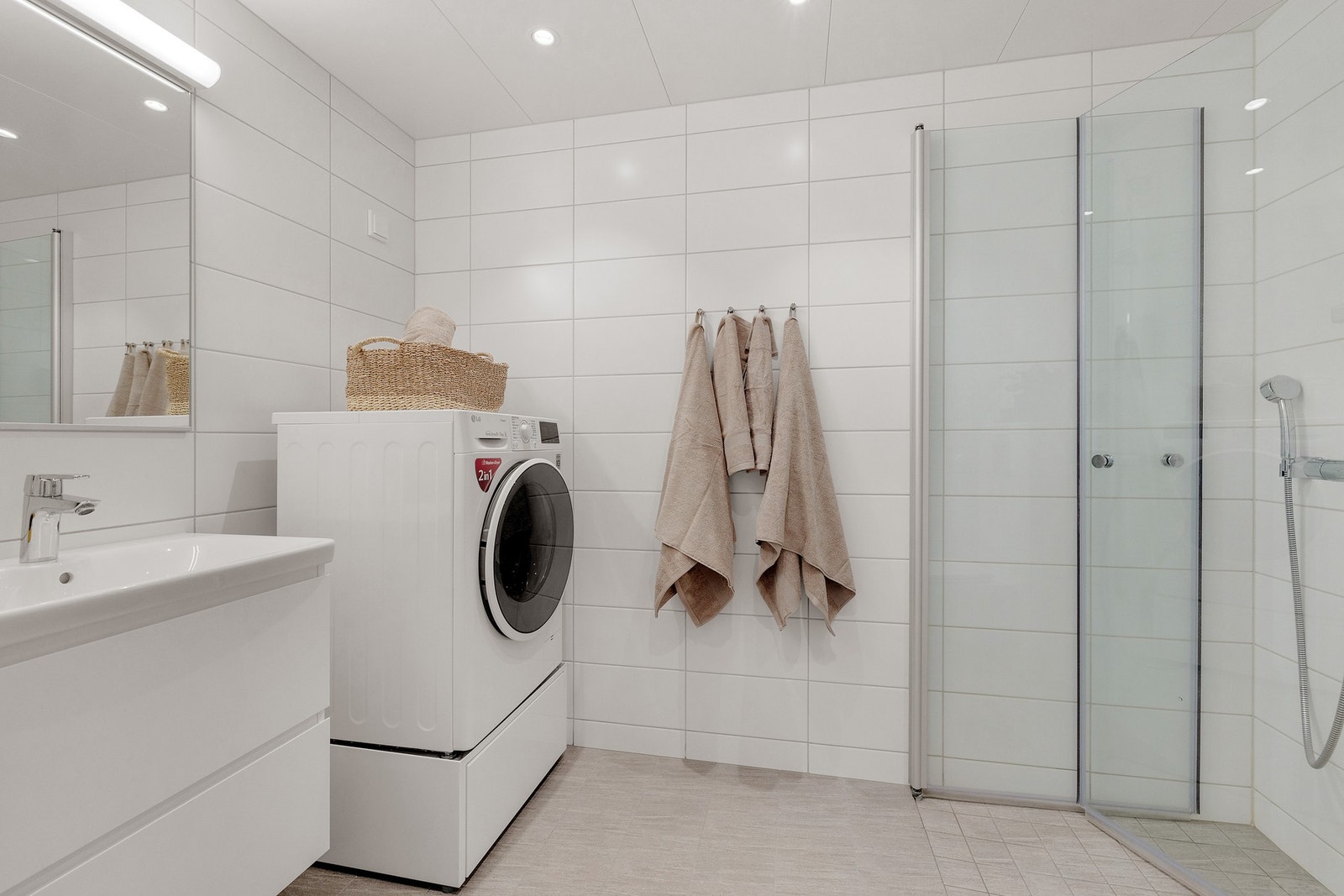 Pent, flislagt bad med opplegg for vaskemaskin og tørketrommel Galleribilde