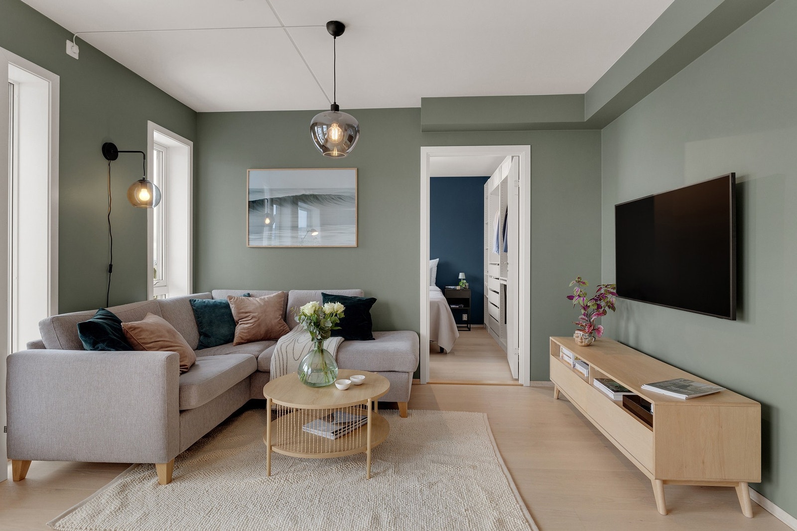 Leiligheten er malt i delikate, tidsriktige farger Galleribilde