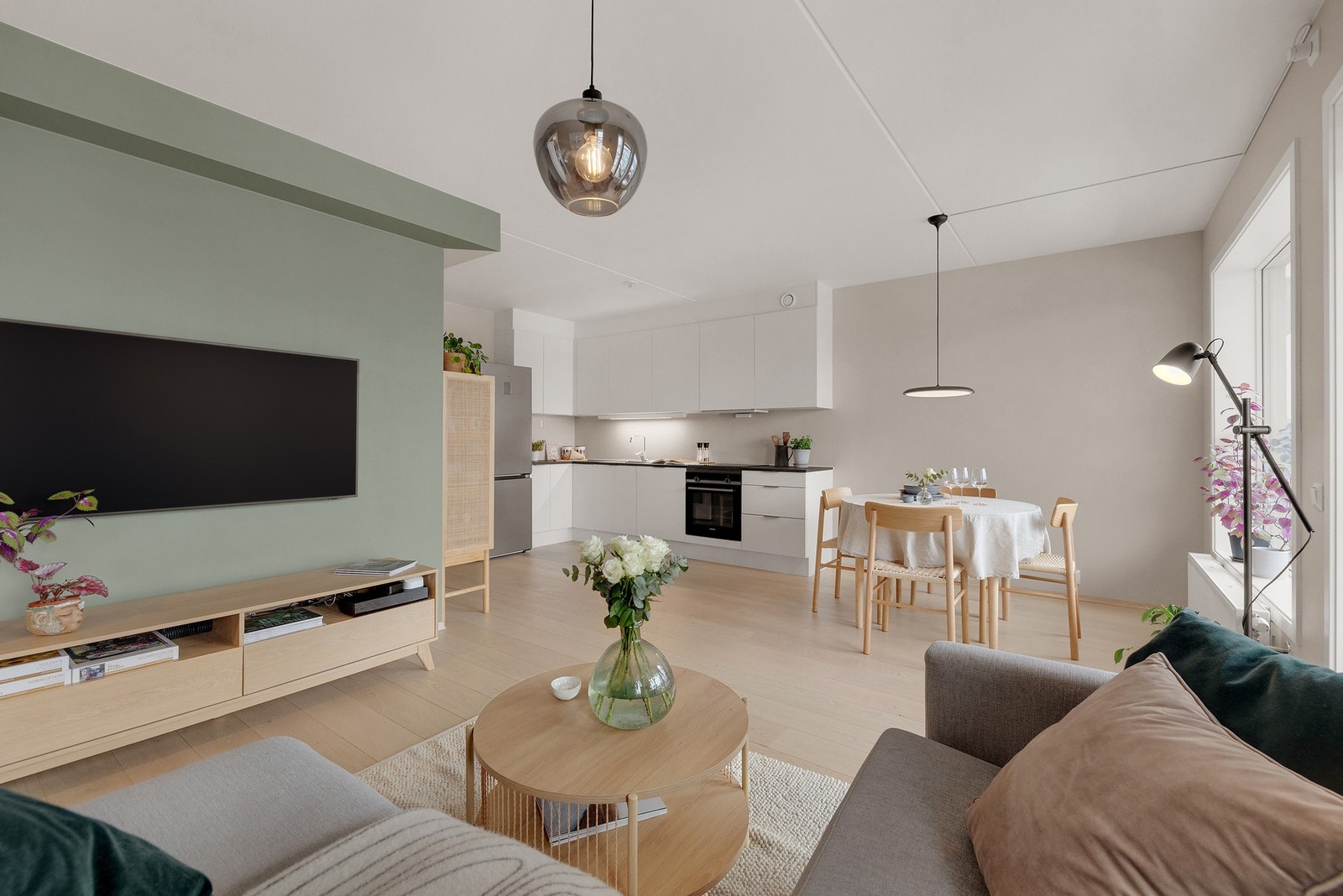 Åpen stue & kjøkkenløsning gir en luftig atmosfære Galleribilde