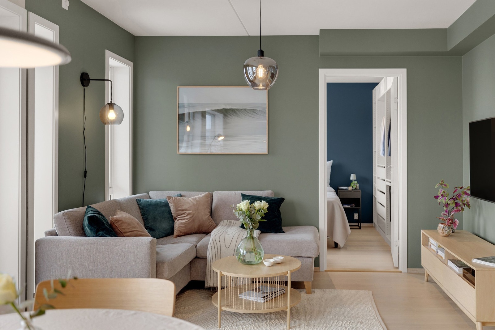 Det er god plass til hjørnesofa med tilhørende møblement Galleribilde