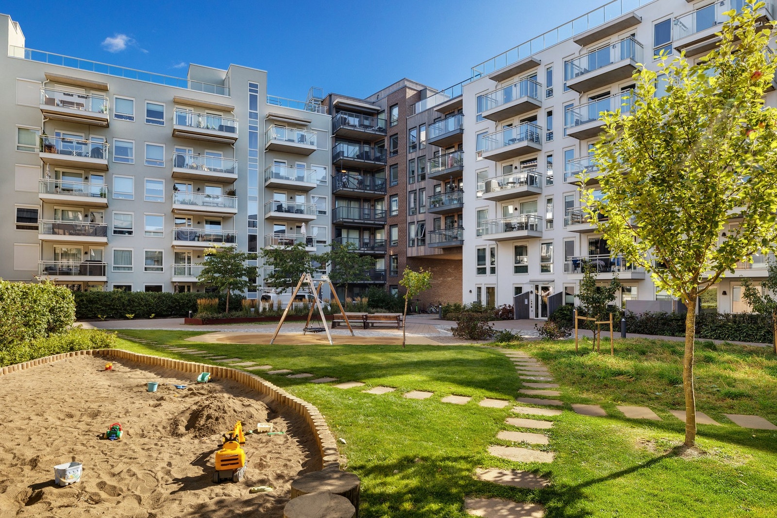 Boligen ligger i et rolig og barnevennlig område med kort vei til både lekeplasser og grønne friområder Galleribilde