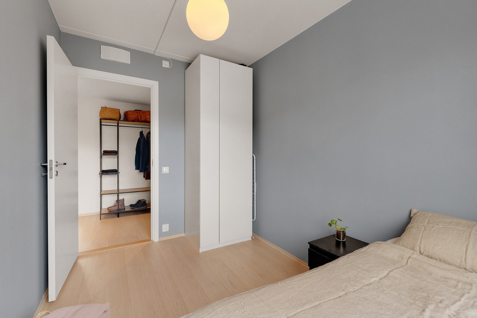 Plass til dobbeltseng og garderobeskap Galleribilde
