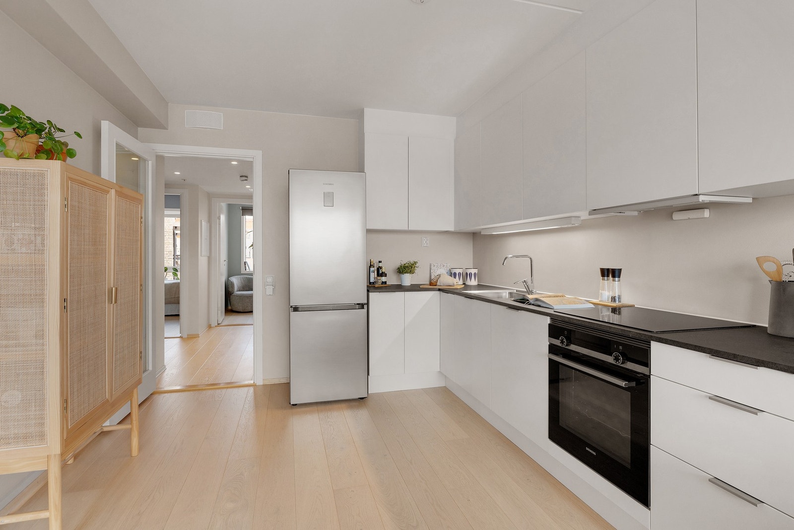 Her er det godt med skap- og benkeplass Galleribilde