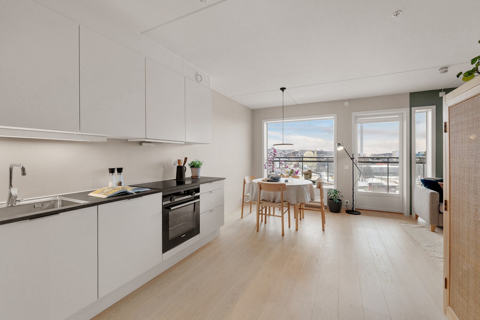 Store vindusflater slipper inn rikelig med naturlig lys Galleribilde