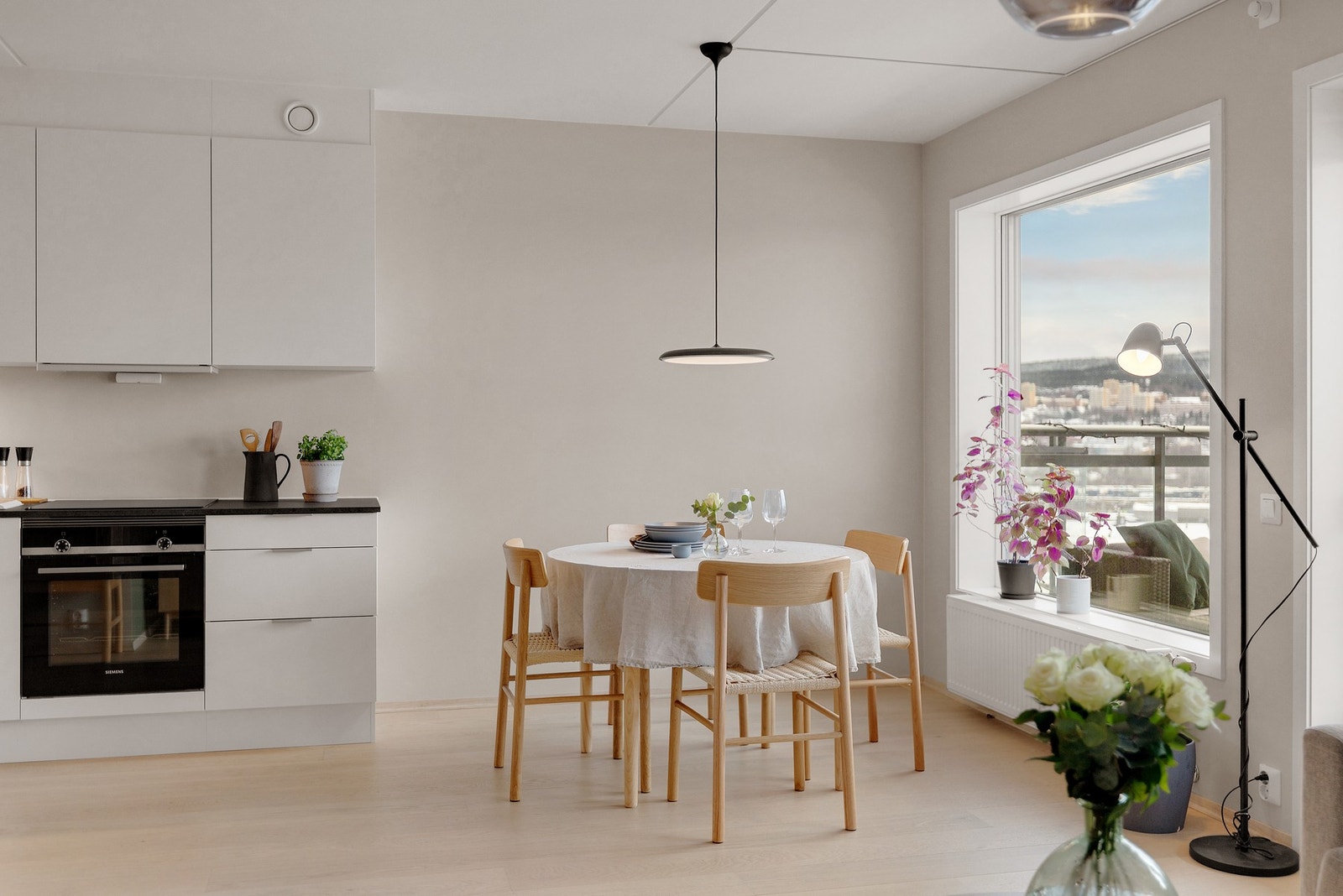 Boligen varmes opp med vannbåren varme via radiatorer Galleribilde