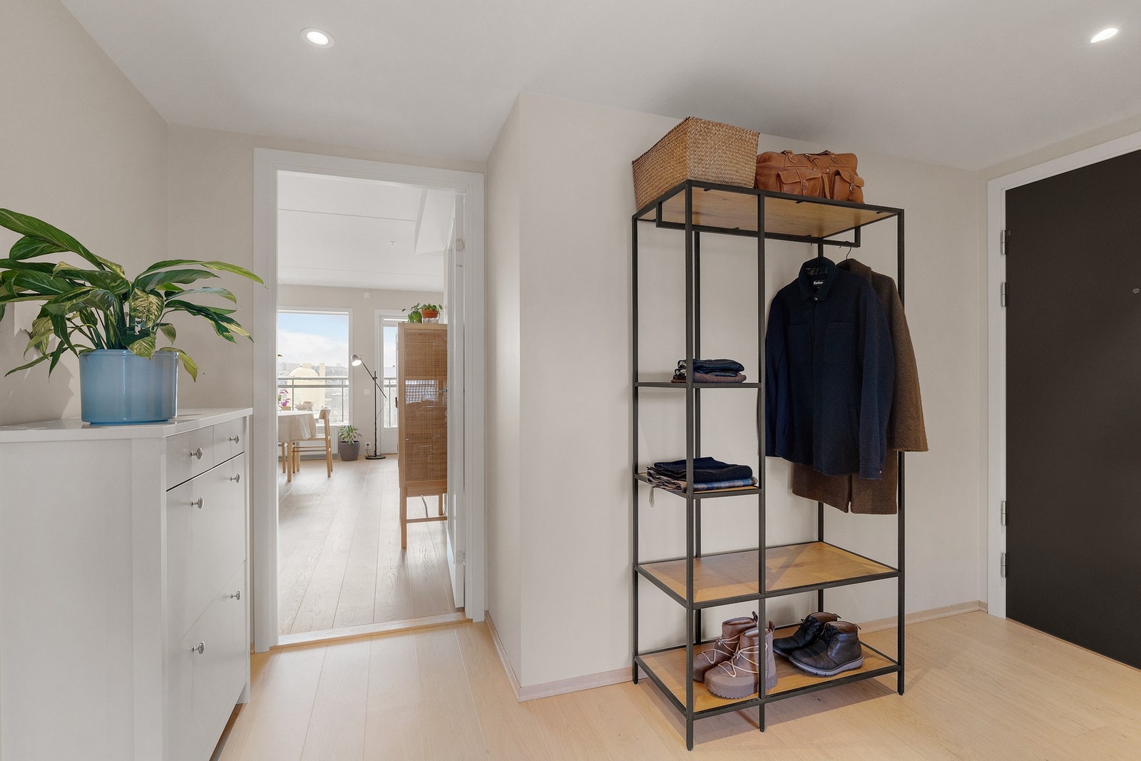 Svært innbydende entré med god plass til oppbevaring Galleribilde