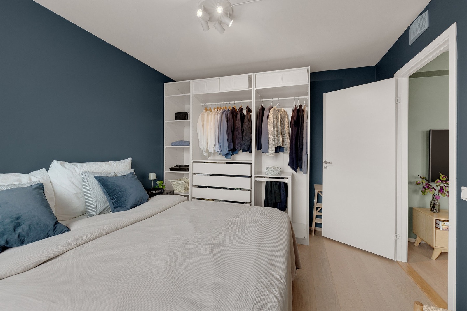 Det er plass til stort garderobeskap Galleribilde