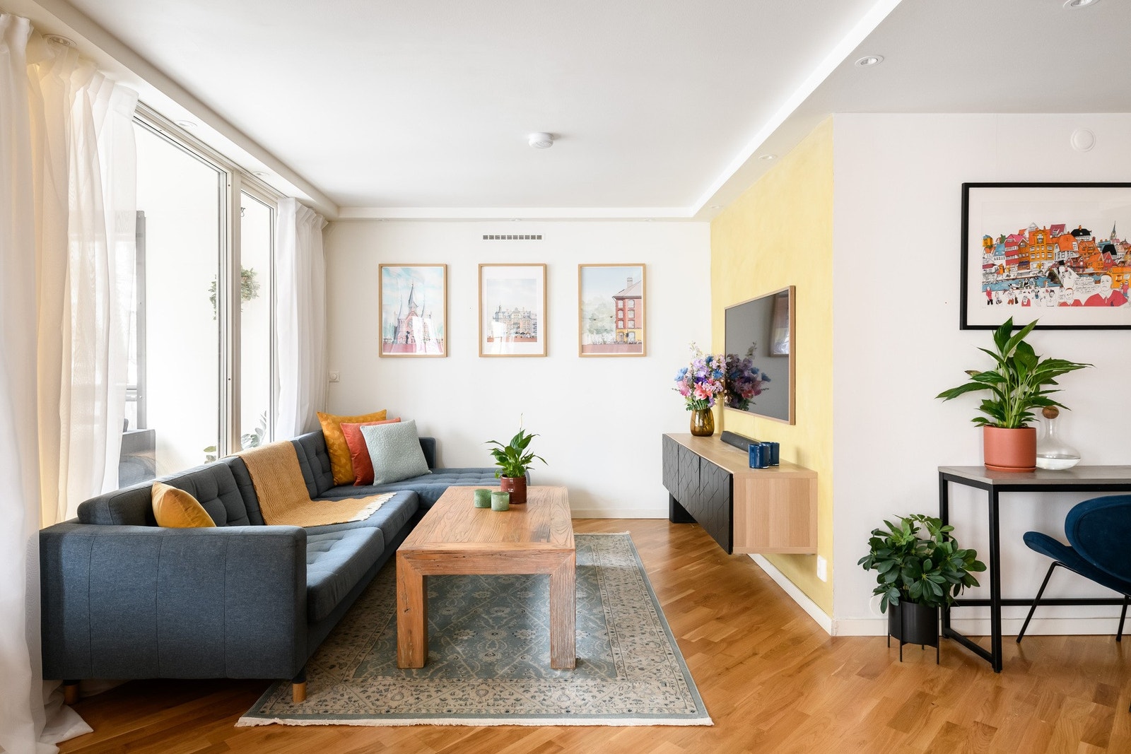 Stuen har store vindusflater som gir rikelig med lys, og direkte utgang til balkong på ca 6 kvm. Nye 3-lags lydisolerende vinduer fra 2023. Galleribilde