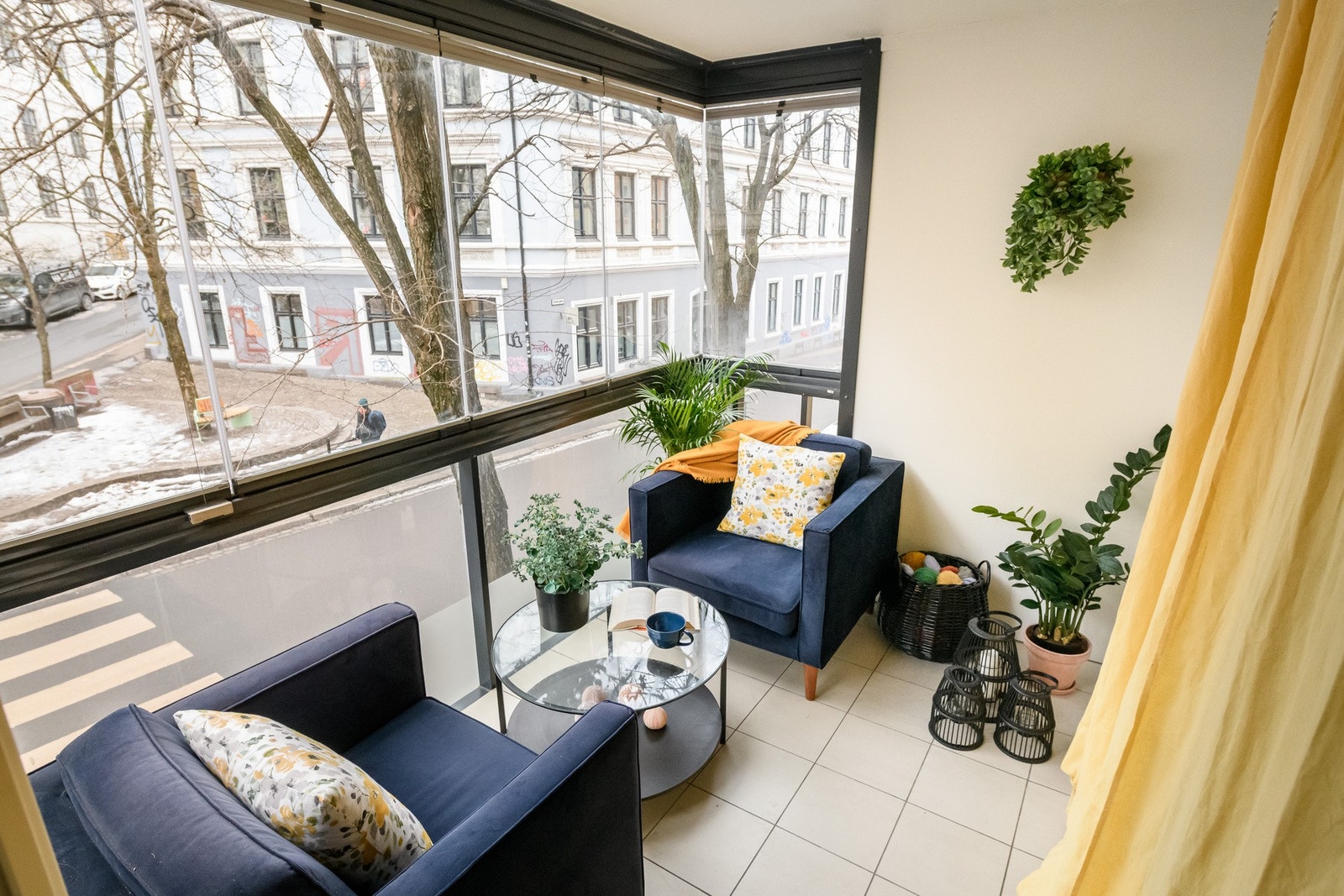 Den innglassede balkongen fungerer som et ekstra rom og forlenger sesongen. Balkongen har strømuttak for enkel montering av varmelampe. Galleribilde