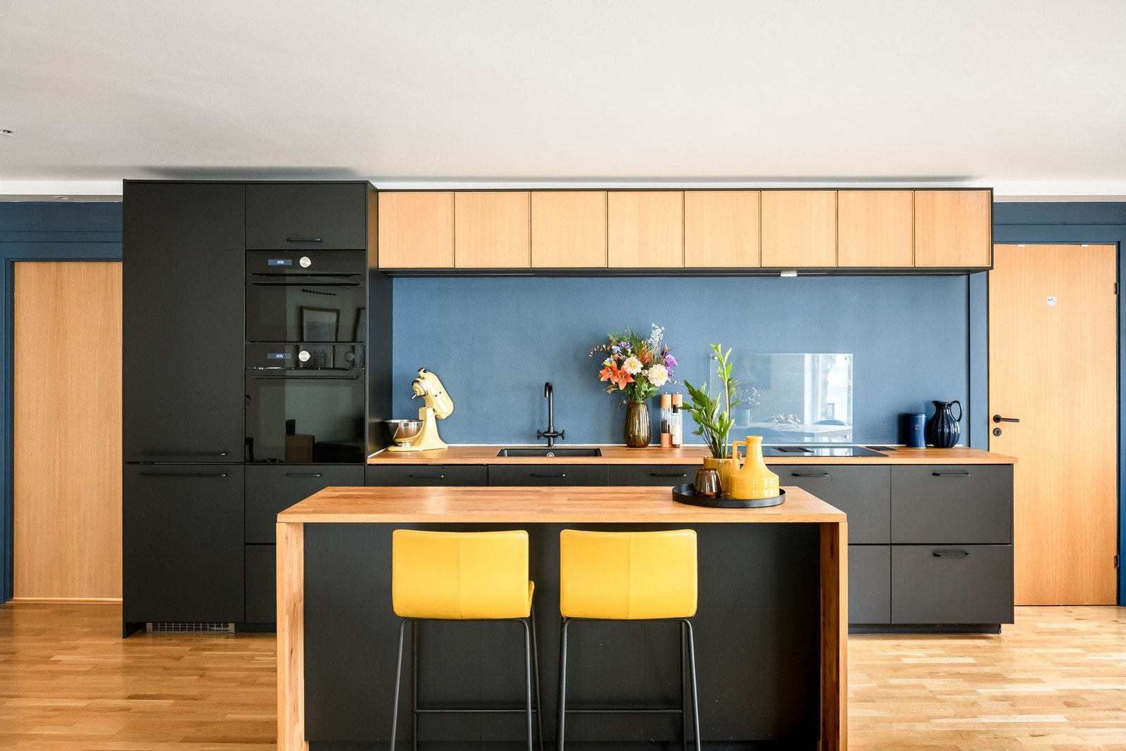 Kjøkkenet ble etablert i 2021 og fremstår moderne og stilrent med slette fronter, gode arbeidsflater og rikelig med skap- og benkeplass. Galleribilde