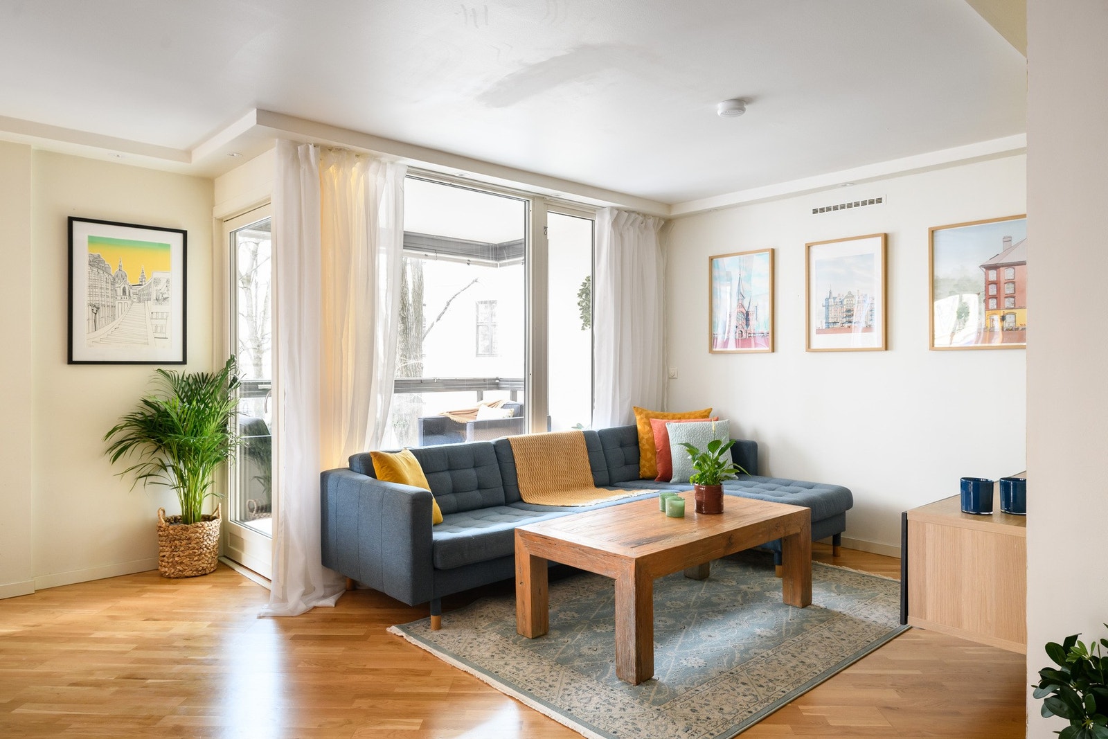 Stuen har en luftig planløsning med gode møbleringsmuligheter og plass til større sofagruppe, mediemøblement og øvrig innredning. Galleribilde