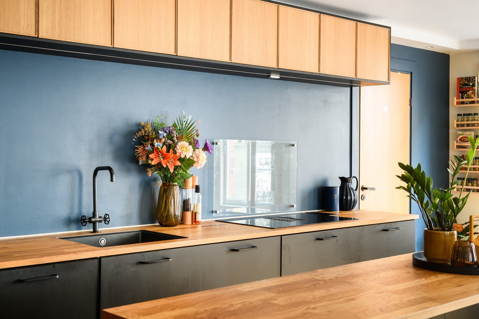 Kjøkkenet har godt med benkeplass for matlaging, og en praktisk kjøkkenøy gir ekstra arbeidsflate og en naturlig kobling mot stuen. Galleribilde