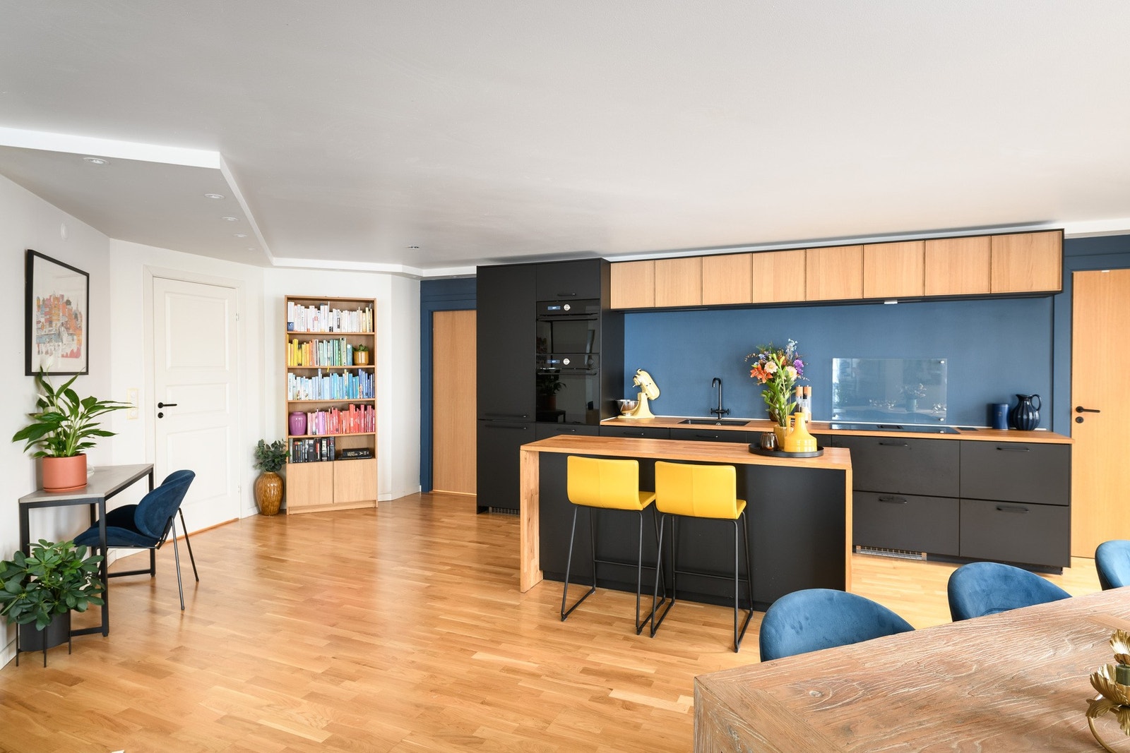 Kjøkkeninnredningen fra IKEA med sorte slette fronter og heltre benkeplate. Integrerte hvitevarer og LED-spotter i taket gir et rent og funksjonelt uttrykk. Galleribilde