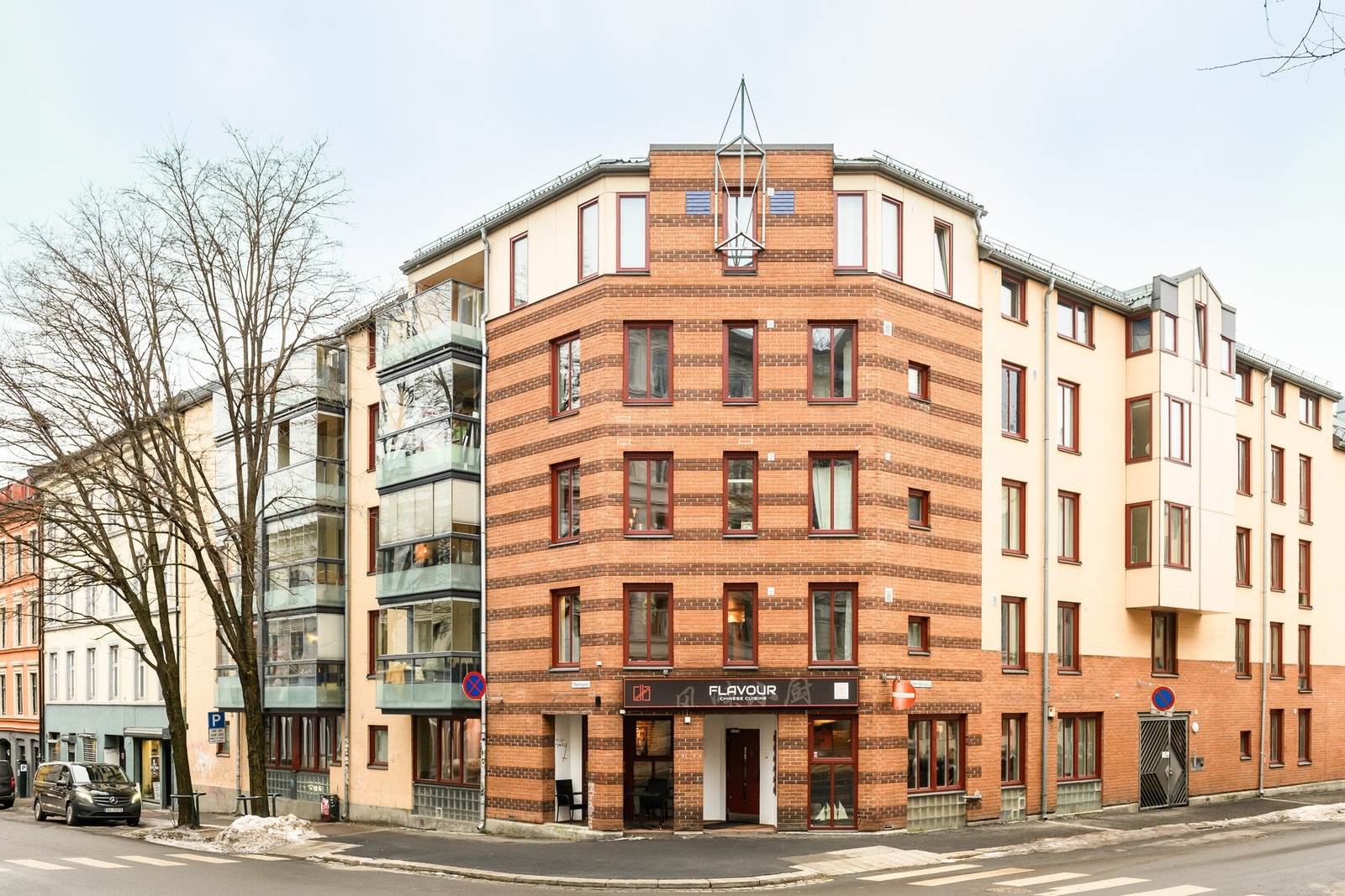 Bygården har en sentral beliggenhet mellom Tøyen og Grønland, med gangavstand til Oslo S. Galleribilde