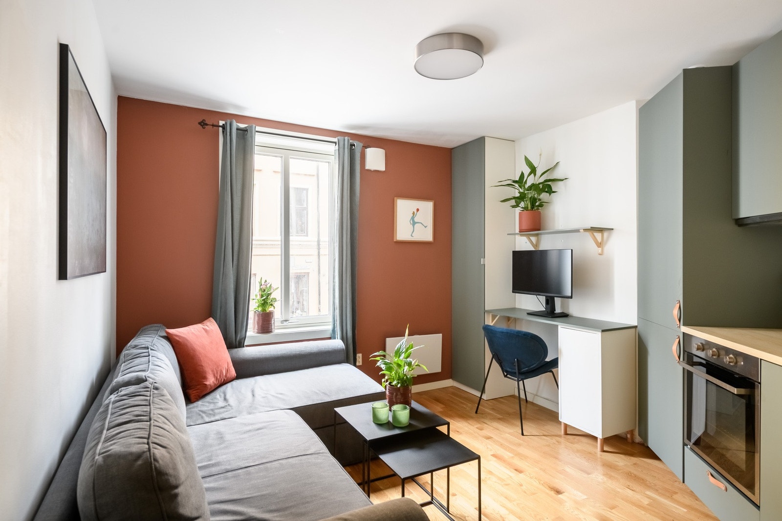 På ett av rommene har det blitt etablert et hybelkjøkken, slik at rommet kan brukes som stue og kjøkken, ved utleie av hybeldel. Galleribilde