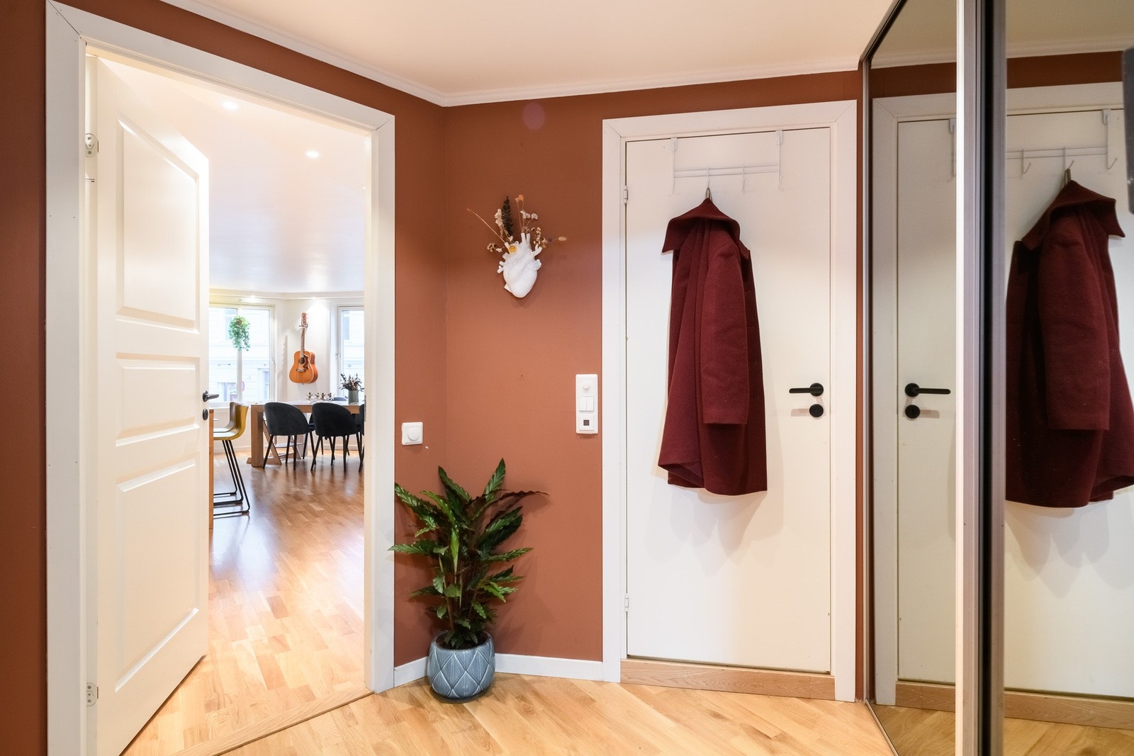 Leiligheten har to separate inngangsdører. Hovedendtréen er innbydende og romslig og har integrert skyvedørsgarderobe. Galleribilde