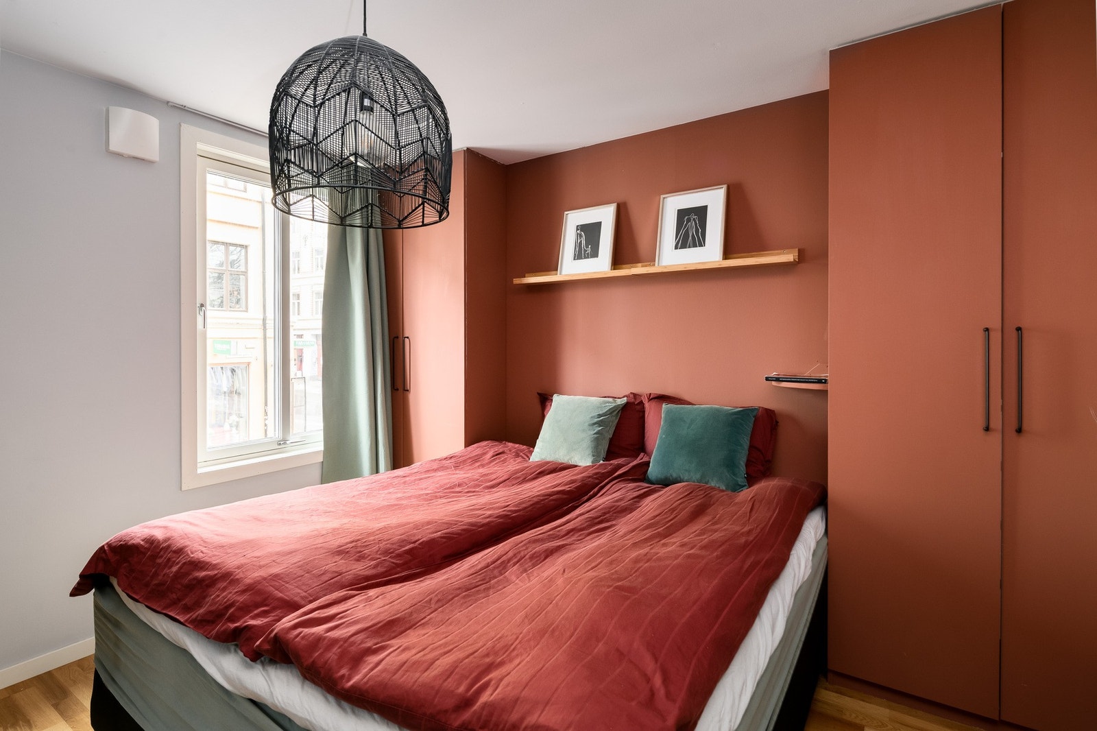 Soverommet tilhørende hybeldelen, har god plass til dobbeltseng og har plassbygde garderobeskap. Galleribilde