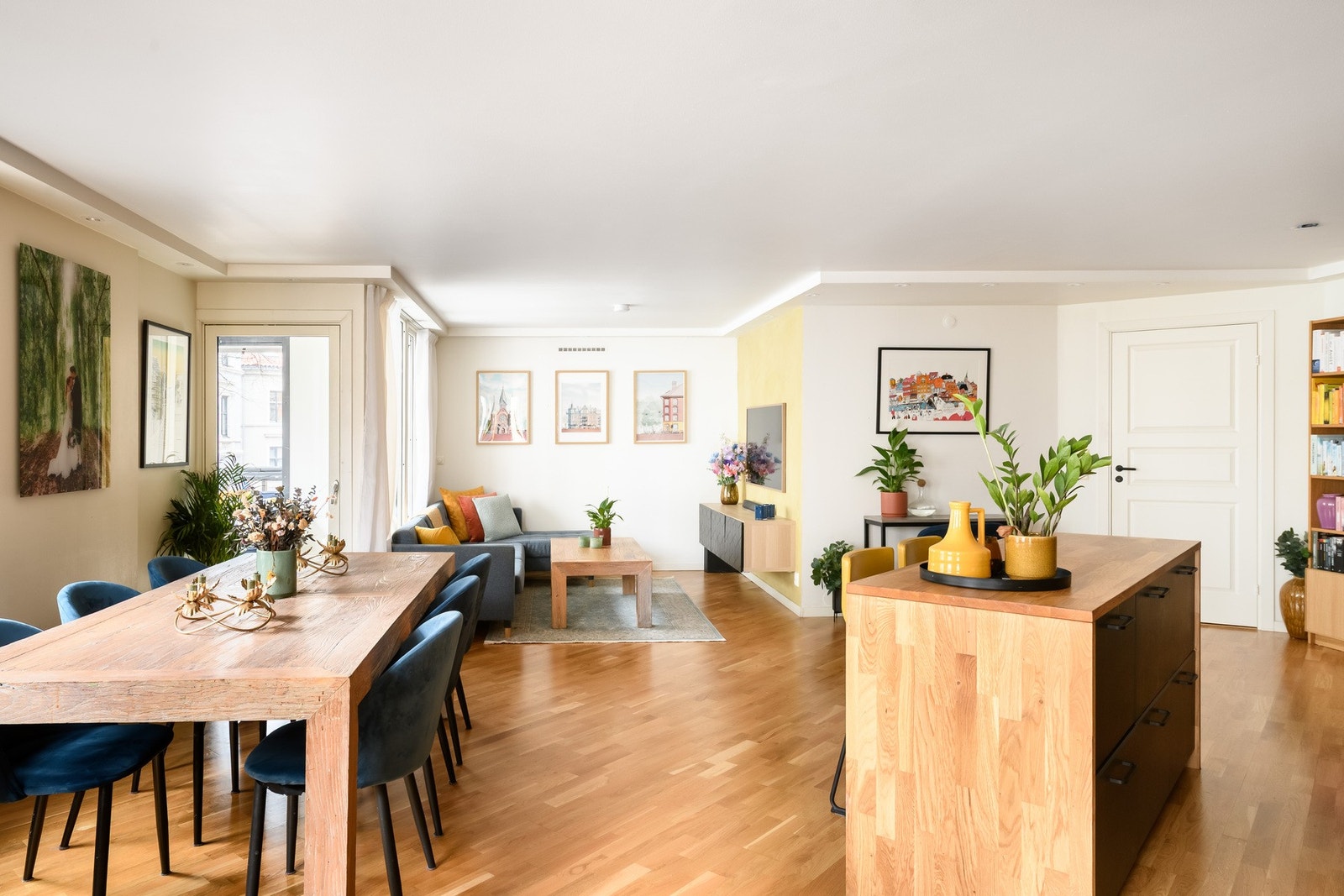 Stue og kjøkken er samlet i en åpen og sosial løsning Galleribilde