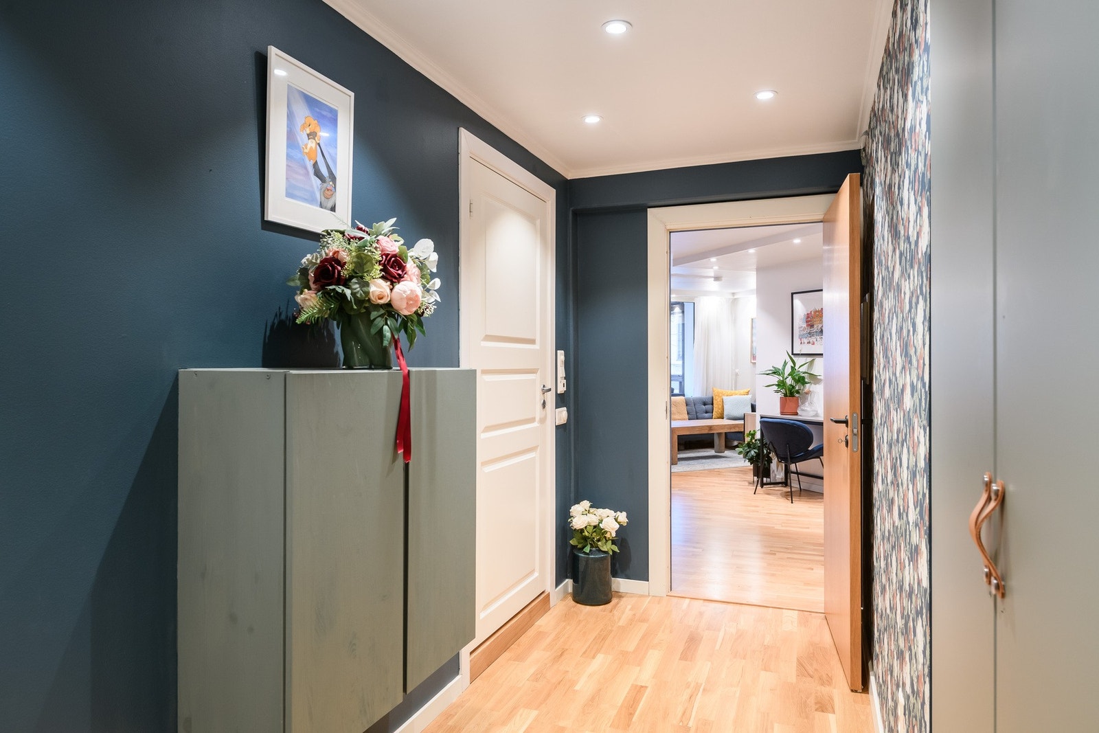 Gangen binder sammen soveromsavdelingen med resten av leiligheten. Galleribilde