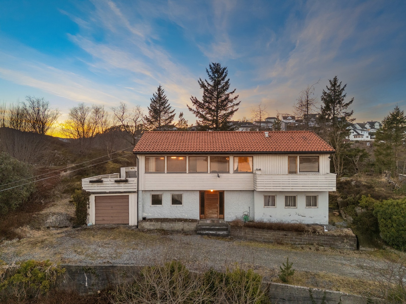 Boligen ligger i et rolig og barnevennlig nabolag på Askøy, med gode oppvekstforhold og nærhet til både natur og sjø. Galleribilde