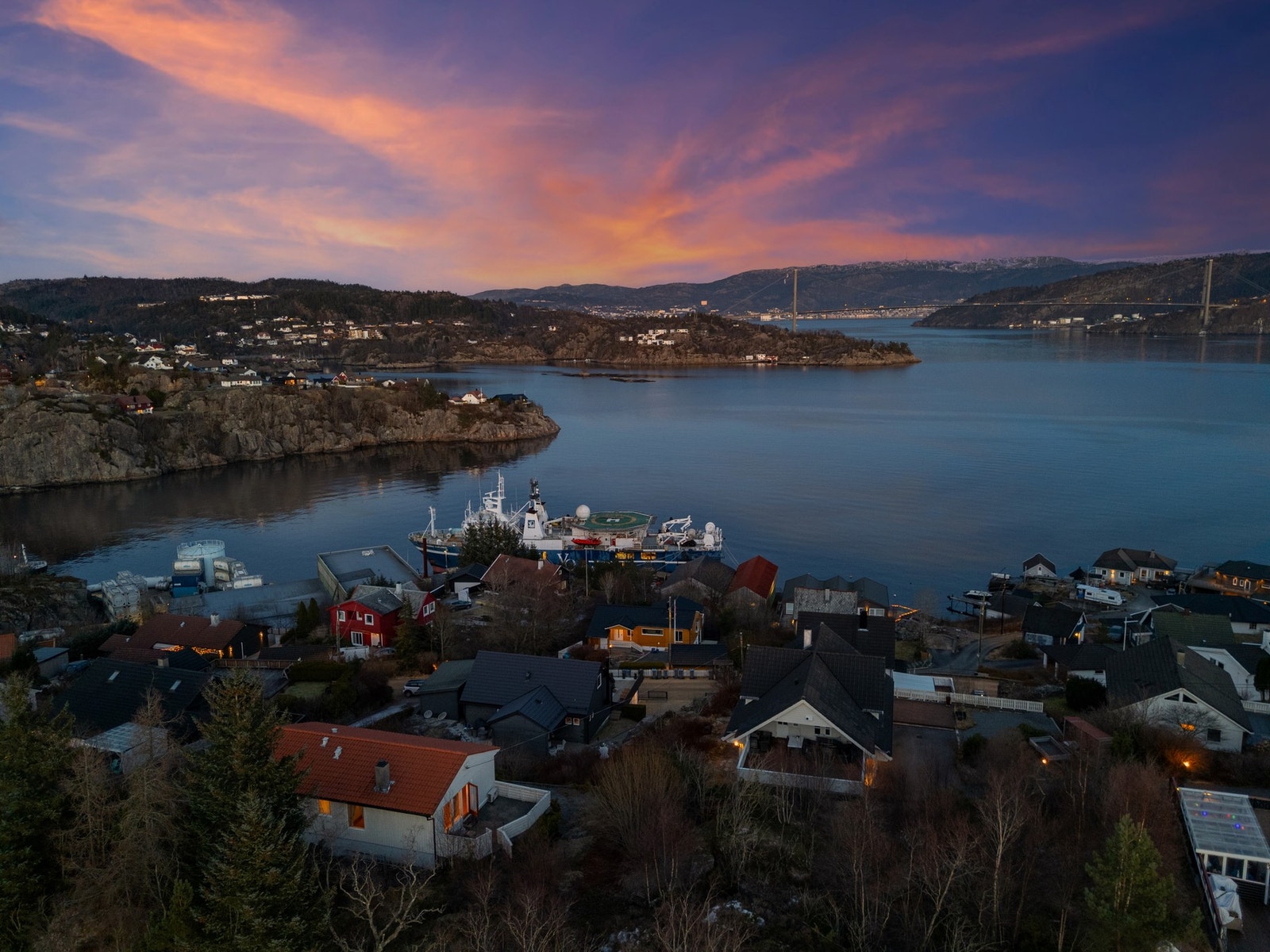 Dette er en enebolig over to plan med stort oppussingspotensiale og attraktiv beliggenhet. Galleribilde