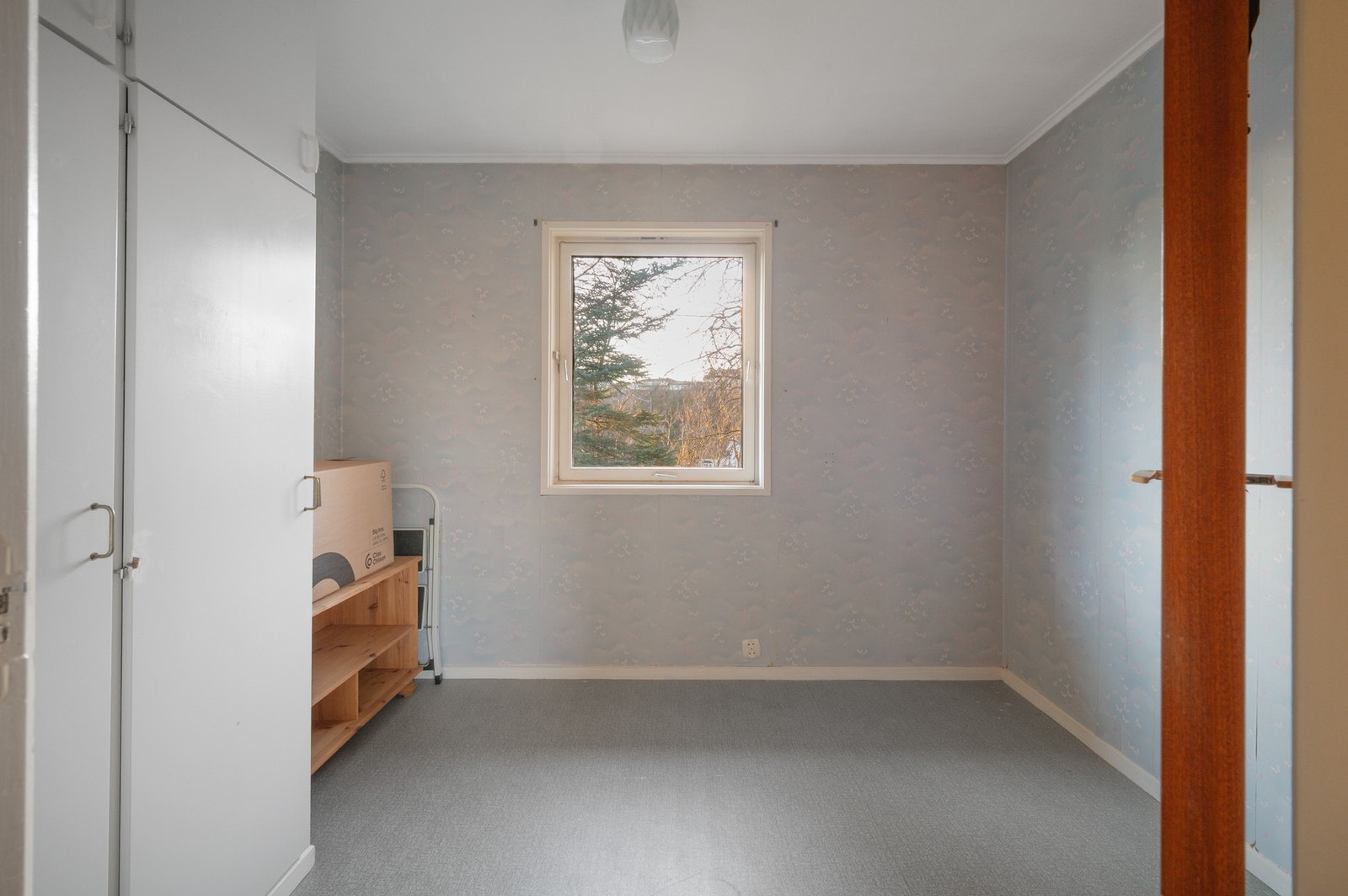 Rommene kan innredes med seng, nattbord og garderobe. Galleribilde