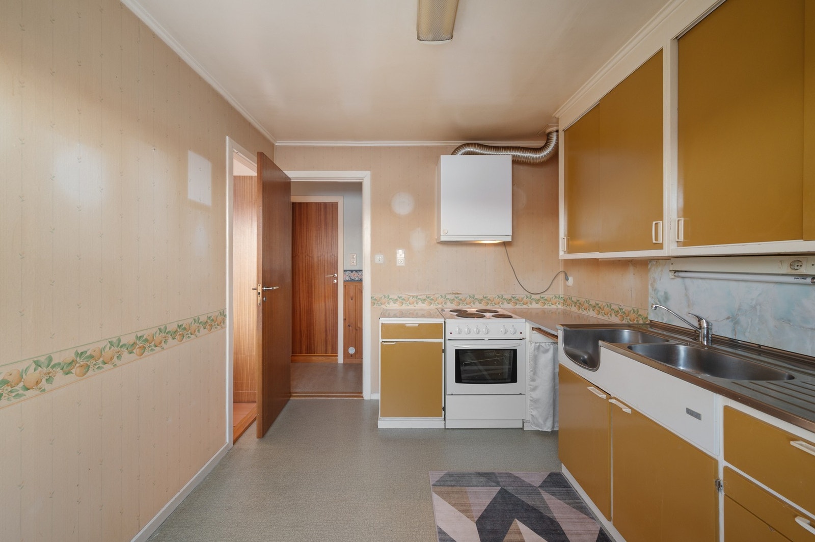 Innredningen består av slette fronter, laminat benkeplate, tapet over benk, stål oppvaskkum og ventilator. Galleribilde