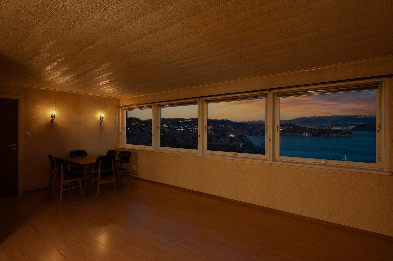 Boligens hjerterom er en romslig stue på hele 33,7 m². Galleribilde