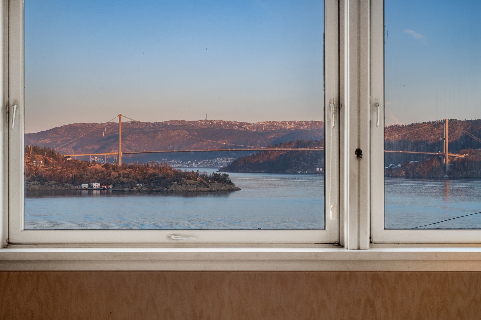 Du har utsikt mot Askøybroen og Byfjorden. Galleribilde