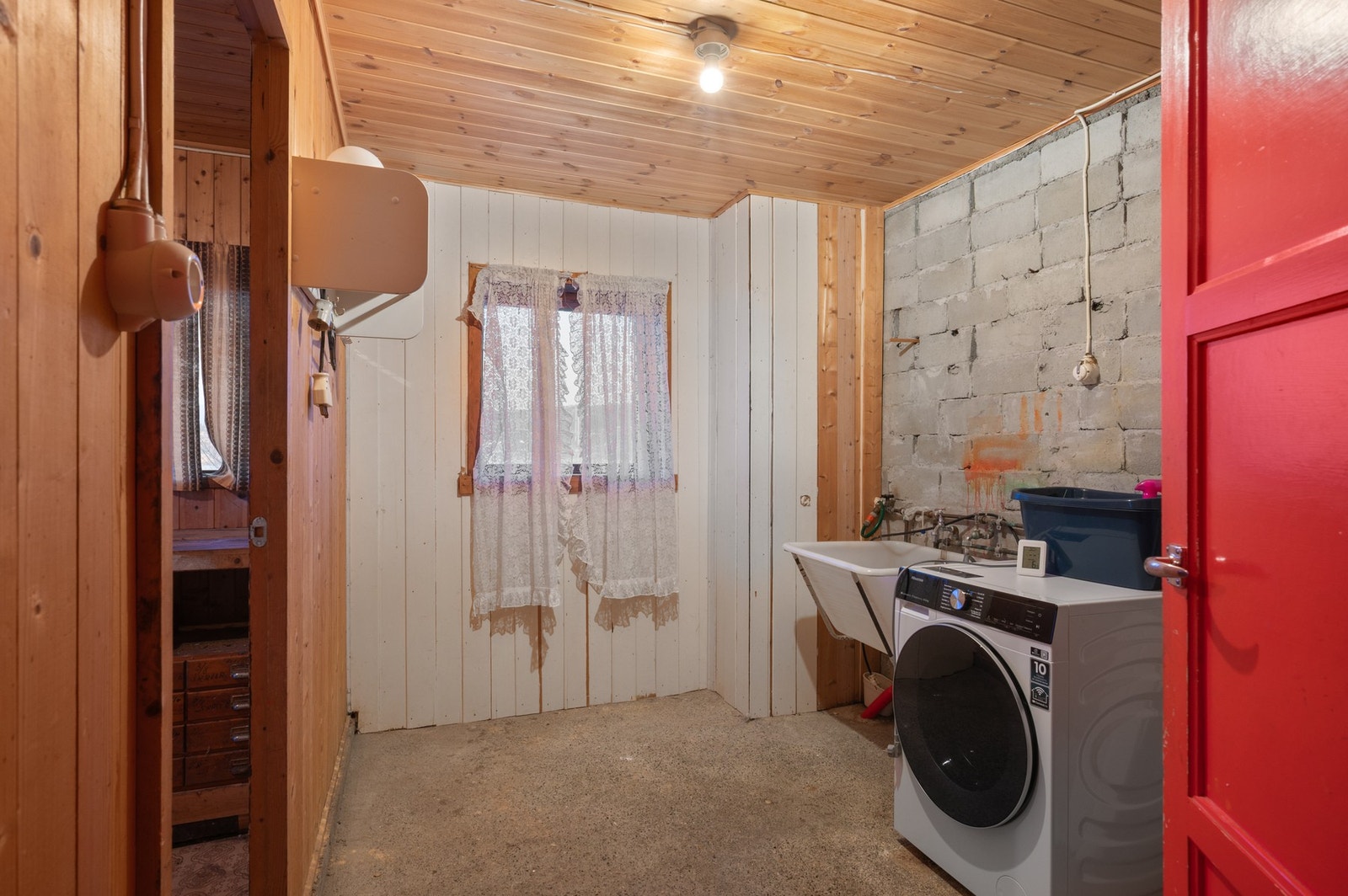 Vaskerommet er på 7,5 m² og inneholder opplegg for vaskemaskin, utslagsvask og varmtvannsbereder. Galleribilde