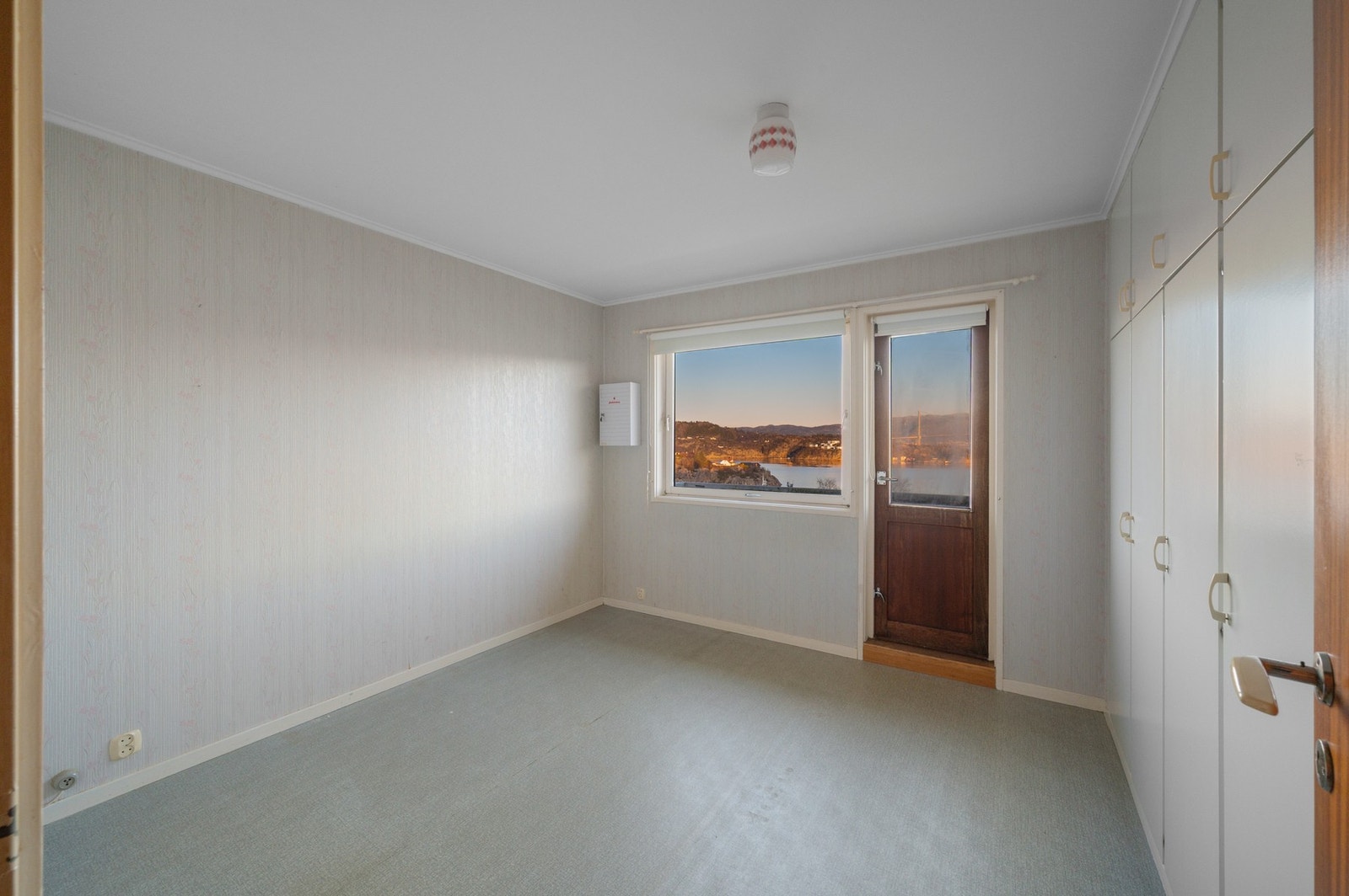 Fra ett av soverommene er det også utgang til en koselig terrasse. Galleribilde