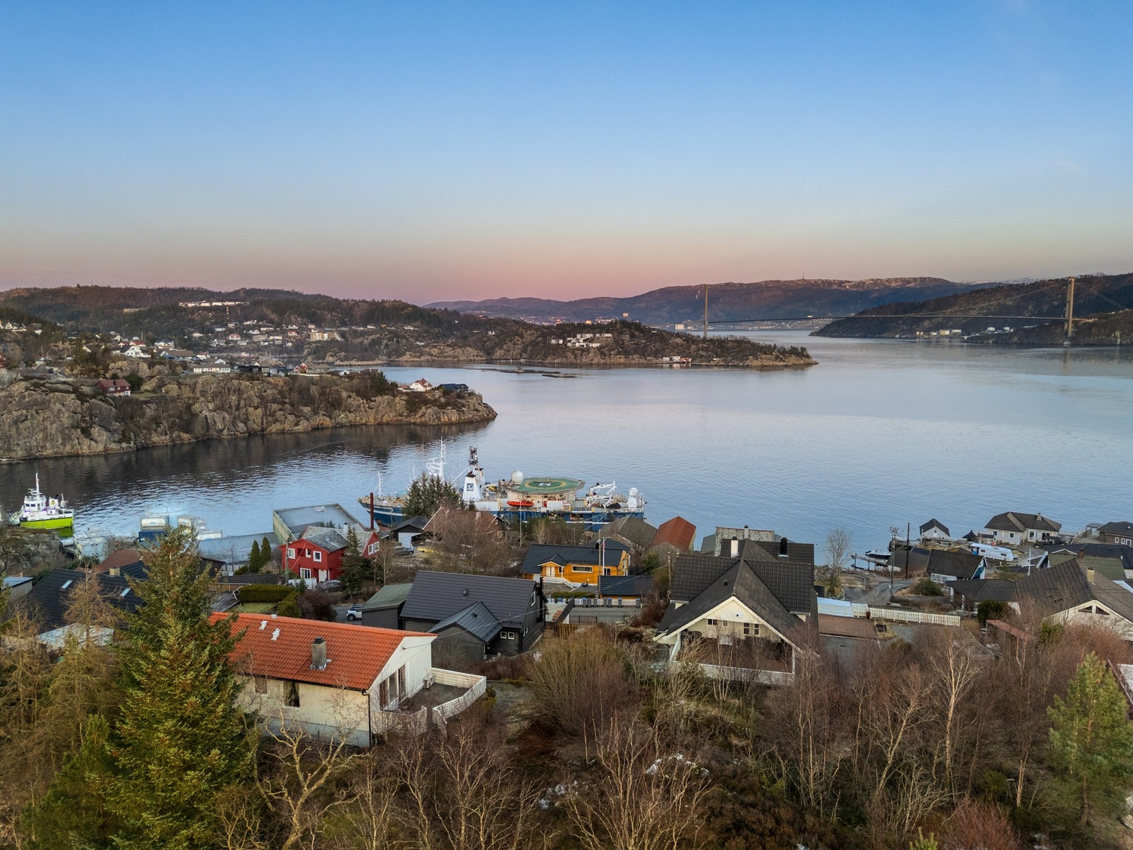 Ved Eidsvika finner du en rolig og skjermet strand omgitt av fjell. Galleribilde