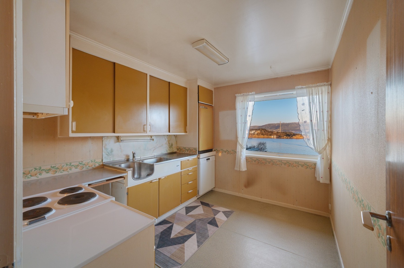 Fra både stuen og gangen har du tilgang til kjøkkenet. Galleribilde